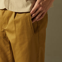 將圖片載入圖庫檢視器 Pleated Tapered Trousers (Khaki)
